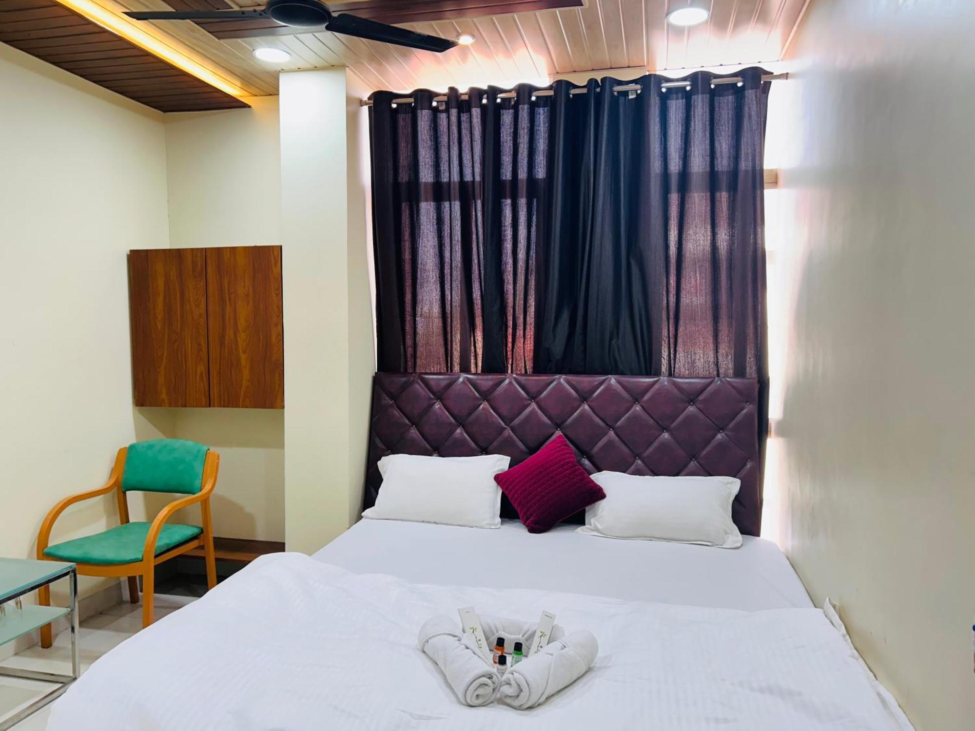 Shri Shiv Ganga Bhakt Niwas Hotel Uddzsaín Kültér fotó