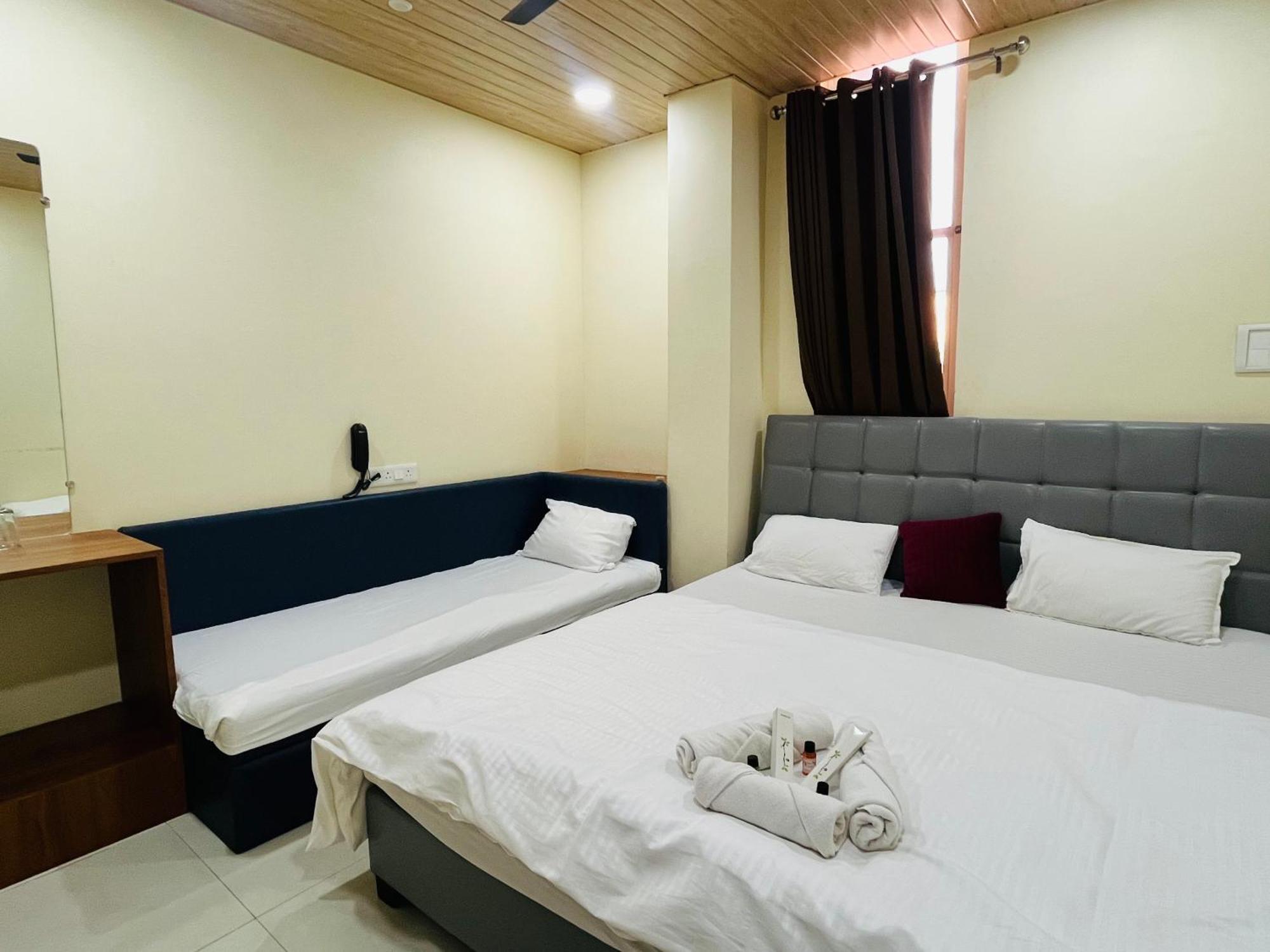 Shri Shiv Ganga Bhakt Niwas Hotel Uddzsaín Kültér fotó