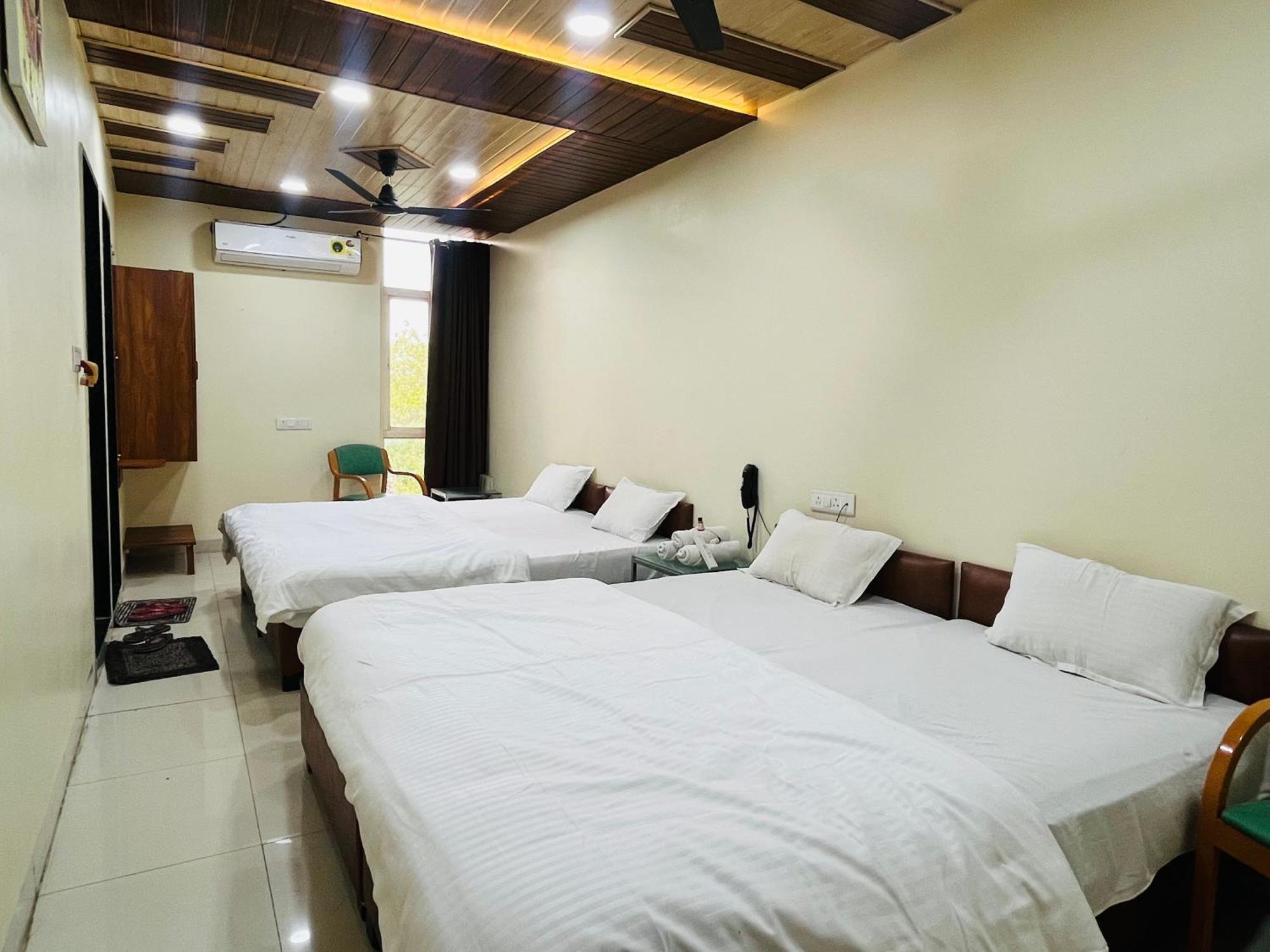 Shri Shiv Ganga Bhakt Niwas Hotel Uddzsaín Kültér fotó