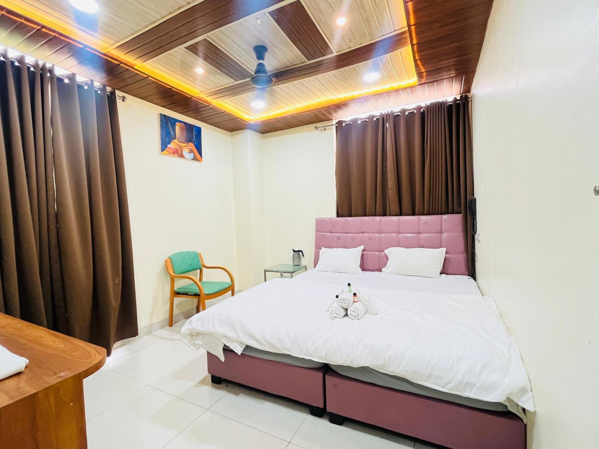 Shri Shiv Ganga Bhakt Niwas Hotel Uddzsaín Kültér fotó